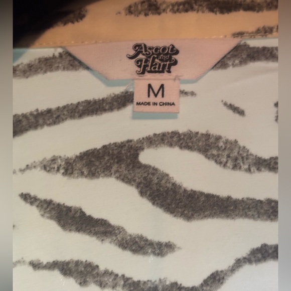 Ascot-Hart NWOT Tiger Print Button-Up Shirt Size Medium - Picture 3 of 5